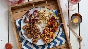 Brochettes de poulet, d’halloumi et de pêches parfumées de miel et de thym