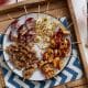 Brochettes de poulet, d’halloumi et de pêches parfumées de miel et de thym