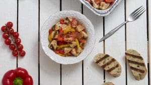 Panzanella aux légumes grillés aromatisée à l’ail