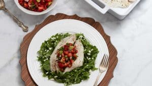Poisson blanc nappé de salsa aux fraises fraîches et avocat