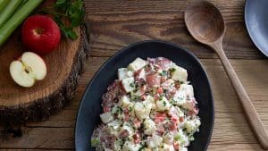 Salade hivernale tiède faite de pommes de terre et de pommes