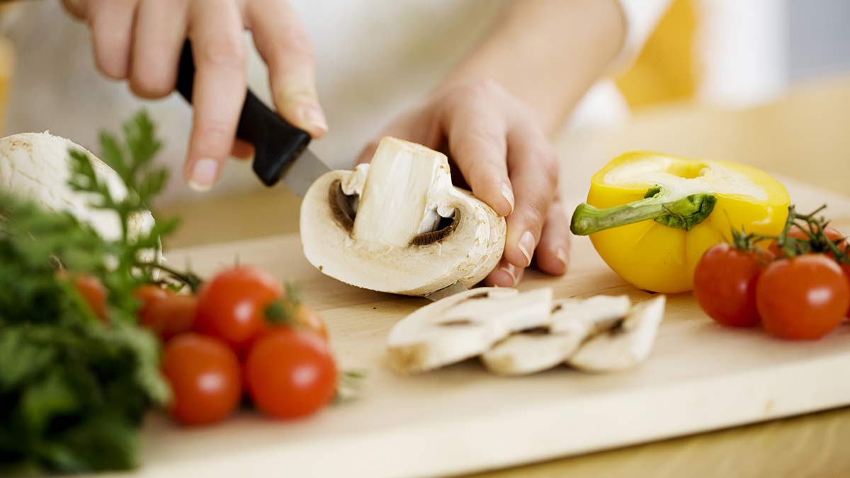 Que sont les taches de saleté sur les champignons que j’achète à l’épicerie ?