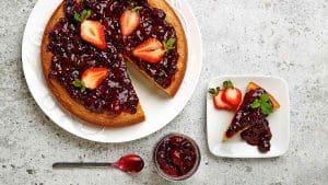 Gâteau au citron et au yogourt avec sauce aux baies