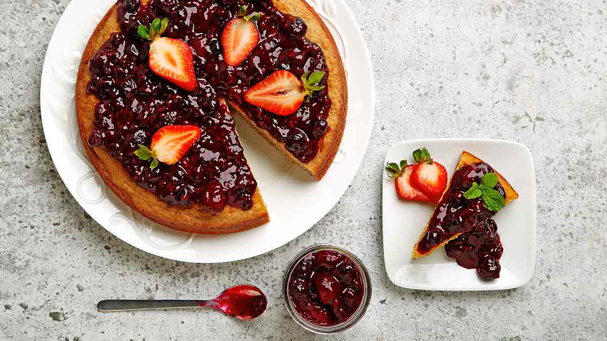 Gâteau au citron et au yogourt avec sauce aux baies