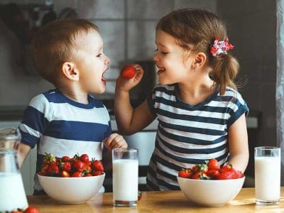 kides-eating-strawberries